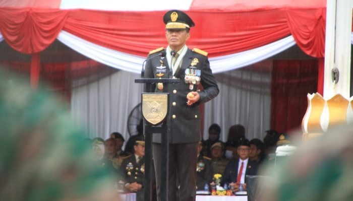 Pangdam VI/Mlw Mayjen TNI Tri Budi Utomo memimpin Upacara Peringatan HUT ke-77 Tentara Nasional Indonesia (TNI) yang digelar di Lapangan Upacara Kodam VI/Mlw, Balikpapan, Kalimantan Timur. (5/10/2022). Foto: HO/Pendam VI/Mlw.