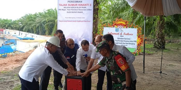 Bupati Paser dr Fahmi Fadli meresmikan dimulainya pengeboran sumur Kinanti 3. Foto: HO.
