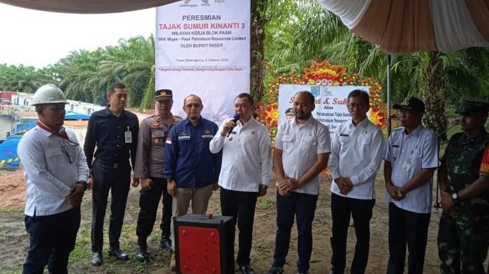 Fahmi Fadli didampingi Asisten Ekonomi dan Pembangunan Setda Paser Adi Maulana, Kabag Sumber Daya Alam Usma, Camat Pasir Belengkong Salman, beserta Muspika Pasir Belengkong. Foto: HO.