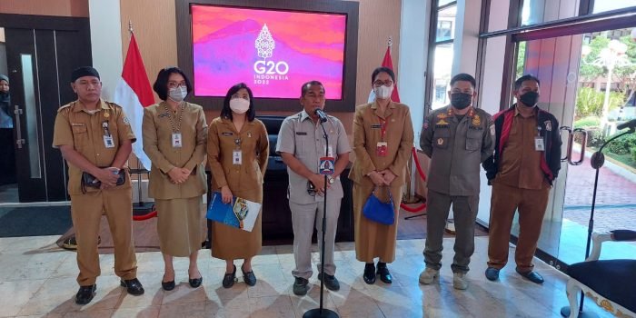 Plh Sekda Balikpapan Muhaimin saat konferensi pers didampingi Kepala Dinas Pemuda Olahraga dan Pariwisata, dr C I Ratih Kusuma, Staf Ahli Bidang Perekonomian dan Pembangunan, Doortje Marpaung, Plt Asisten I Zulkifli, di Lobby Kantor Wali Kota, pada Selasa