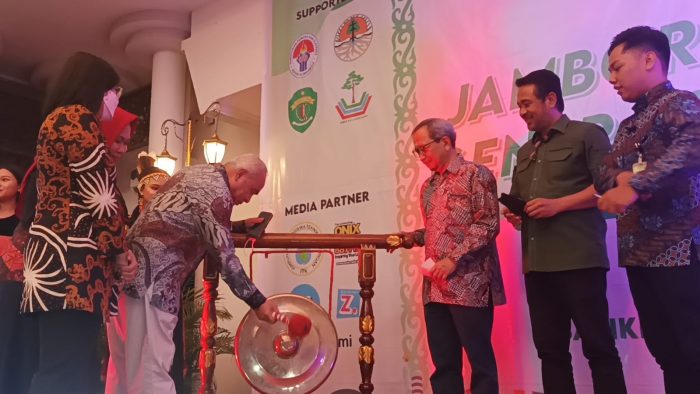 Wakil Ketua DPRD Balikpapan Sabaruddin Panrecalle (Kedua Kanan) saat menghadiri pembukaan Jambore Nasional Generasi Hijau ke VIII di Royal Suite Hotel, Senin (3/9/2022) malam. Foto: BorneoFlash.com/Niken Sulastri.