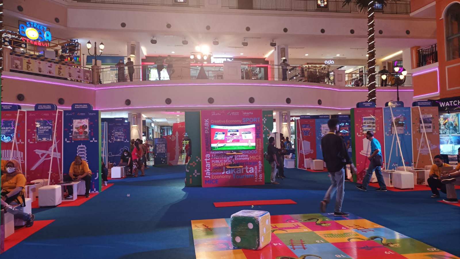 Suasana di Atrium Ewalk BSB Balikpapan