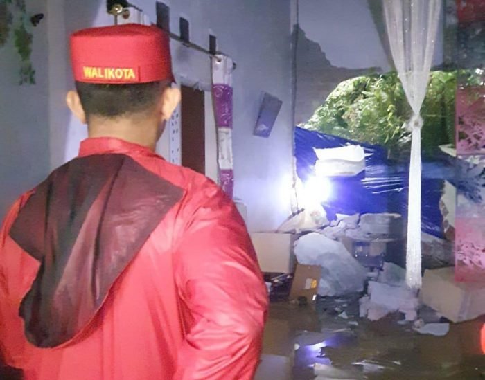 Wali Kota Balikpapan H Rahmad Mas'ud saat meninjau lokasi banjir dan longsor di pemukiman warga Jalan Projakal RT 44 dan RT 53 Kelurahan Graha Indah Kecamatan Balikpapan Utara, Minggu (9/10/2022). Foto: BorneoFlash.com/Ist.