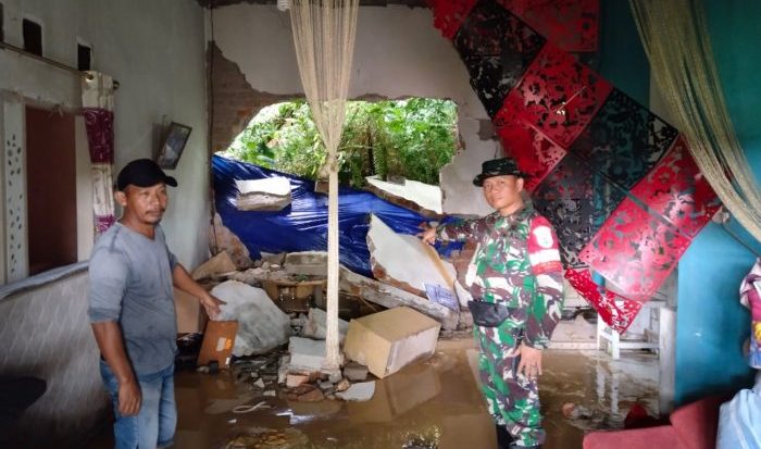 Babinsa Graha Indah Pelda Susilo mendatangi lokasi tanah longsor yang bertempat di Jalan Soekarno Hatta Gang Perdana RT 44 Kilometer 6 Kelurahan Graha Indah Kecamatan Balikpapan Utara, Minggu (9/10/2022). Foto:BorneoFlash.com/Ist.
