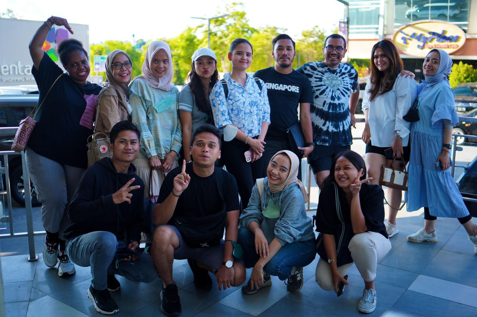 Foto Bersama Arya Sinulingga dan Staf Kementerian BUMN