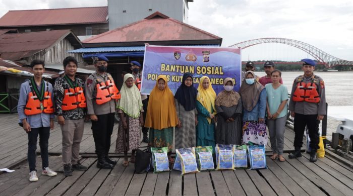 Polres Kutai Kartanegara dipimpin langsung Waka Polres Kutai Kartanegara Kompol Angga Indarta membagikan sembako kepada Masyarakat wilayah Pelabuhan Desa Teluk Dalam Kecamatan Tenggarong Seberang Kabupaten Kutai Kartanegara pada Senin (10/10/2022). Foto: HO/Humas Polda Kaltim.