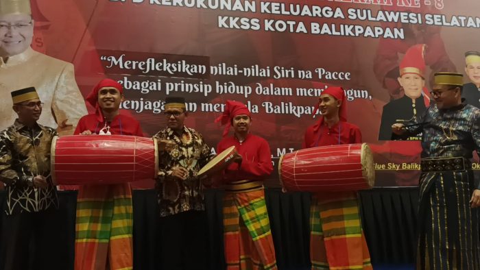 Wali Kota Balikpapan H Rahmad Mas'ud, Ketua Umum BPD KKSS Kota Balikpapan H Muhammad Adam Sinte dan Ketua BPW KKSS Kaltim H Alimuddin Latief  memukul gendang secara bersama, untuk membuka Musda KKSS Kota Balikpapan, di Hotel Blue Sky Balikpapan pada hari Sabtu (15/10/2022). Foto: BorneoFlash.com/Niken Sulastri.
