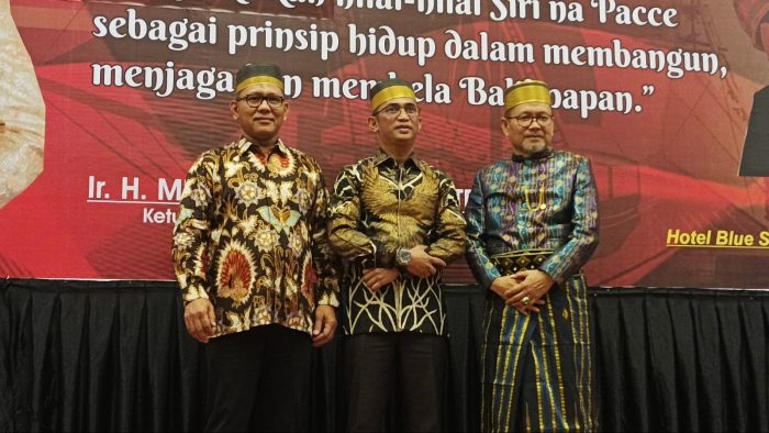 Wali Kota Balikpapan H Rahmad Mas'ud, Ketua Umum BPD KKSS Kota Balikpapan H Muhammad Adam Sinte dan Ketua BPW KKSS Kaltim H Alimuddin Latief. Foto: BorneoFlash.com/Niken Sulastri.