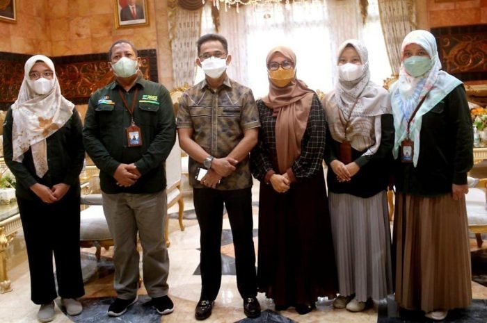 Wali Kota Balikpapan H Rahmad Mas'ud bersama petugas BPS yang akan melakukan pendataan Registrasi Sosial Ekonomi, di Rumah Dinas Wali Kota Balikpapan, pada hari Sabtu (15/10/2022). Foto: BorneoFlash.com/Niken Sulastri.
