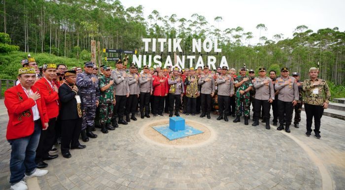 Polri dan Majelis Adat Dayak Nasional (MADN) bersinergi untuk terus mendukung dan mengawal pembangunan Ibu Kota Nusantara (IKN) di Kalimantan Timur hal tersebut dituangkan dalam pernyataan sikap yang diserukan bersama di titik 0 kilometer, Sabtu, (15/10/2022). Foto: HO.