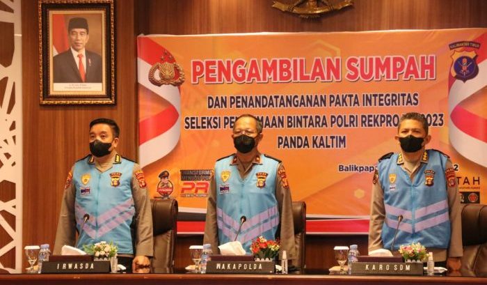 Wakapolda Kaltim Brigjen Pol Drs. Mujiyono, S.H, M.Hum. pimpin Pengambilan Sumpah dan Penandatanganan Pakta Integritas Penerimaan Rekrutmen Proaktif Bintara Polri T.A. 2023, di Rupatama Polda Kaltim, Senin (17/10/2022). Foto: HO/Humas Polda Kaltim.