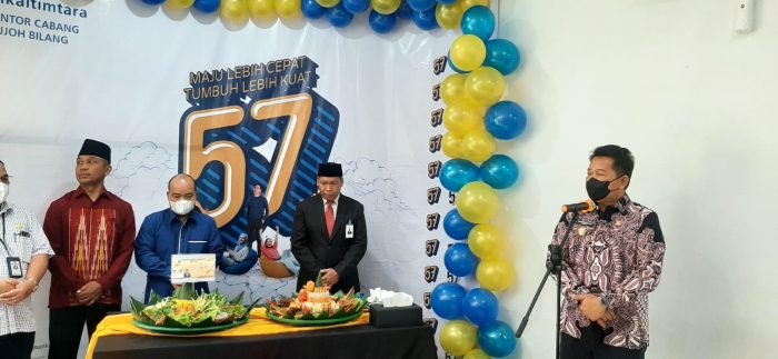 Bupati Mahulu Bonifasius Belawan Geh didampingi Wakil Bupati menyerahkan tumpeng dan Berikan Ucapan Selamat Hut ke-57 Bankaltimtara kepada Pimpinan cabang BPD Ujoh Bilang, Jumat (14/10/2022). Foto: HO.