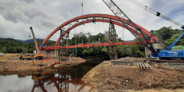 Pembangunan jembatan penghubung jalan trans Mahulu di Kampung Long Melaham, Kecamatan Long Bagun, Kabupaten Mahulu. Foto: HO.