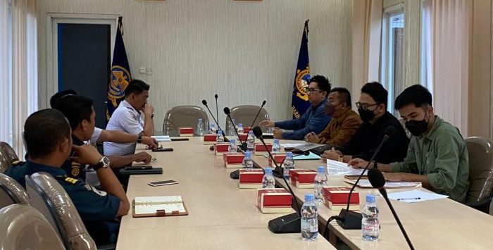 KPPU Kanwil V Kalimantan, Manaek SM Pasaribu selaku Kepala Kantor Wilayah KPPU Kanwil V Balikpapan, didampingi Satuan Tugas Investigator telah melakukan pengumpulan bahan keterangan terkait dengan isu-isu pelanggaran persaingan usaha pada sektor kepelabuhanan yang terjadi di Kalimantan Timur, Rabu (12/10/2022). Foto: BorneoFlash.com/Ist.