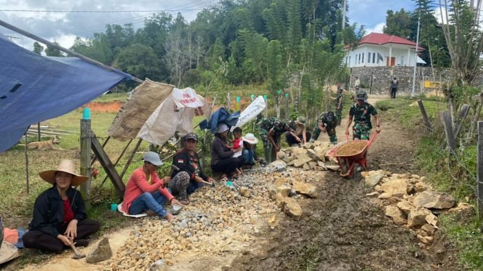 Satgas Pamtas RI-Malaysia Yonarmed 5/105 Tarik/PG Pos Gabma Long Midang bersama TDM Yon 7 RS turun langsung membantu warga dalam pelaksanaan Karya Bakti pengecoran jalan di Desa Pa'Nado, Kecamatan Krayan, Kabupaten Nunukan, Kalimantan Utara. Foto: HO/Pendam VI/Mlw.