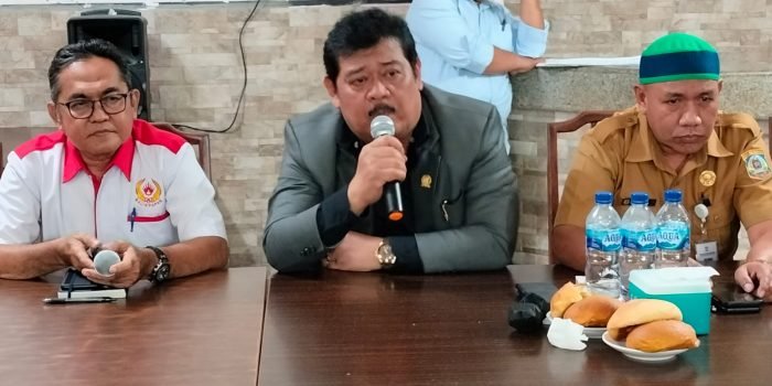 Ketua DPRD Balikpapan H Abdulloh memimpin RDP dengan KONI, di salah satu rumah makan di Balikpapan, Selasa (18/10/2022). Foto: BorneoFlash.com/Niken Sulastri.