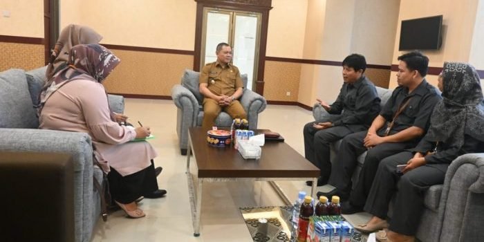 Bupati Paser Fahmi Fadli menerima kunjungan Kepala Badan Pusat Statistik (BPS) Paser Hotbel Purba bersama rombongan di ruang kerjanya, Senin (17/10/2022). Foto: HO.