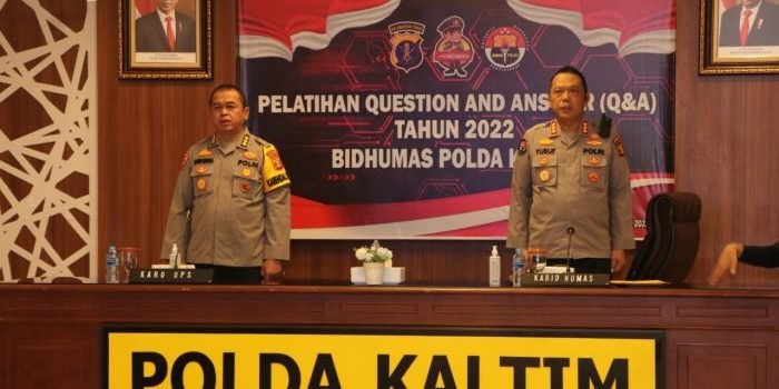 Karo Ops Polda Kaltim Kombes Pol Frans Barung Mangera, S.I.K., dan Kabid Humas Polda Kaltim Kombes Pol. Yusuf Sutejo, S.I.K., M.T., Pimpin Pelatihan Kehumasan mengenai Question and Answer (Q&A) diikuti oleh Satker dan Polres jajaran Polda Kaltim, Kamis (2