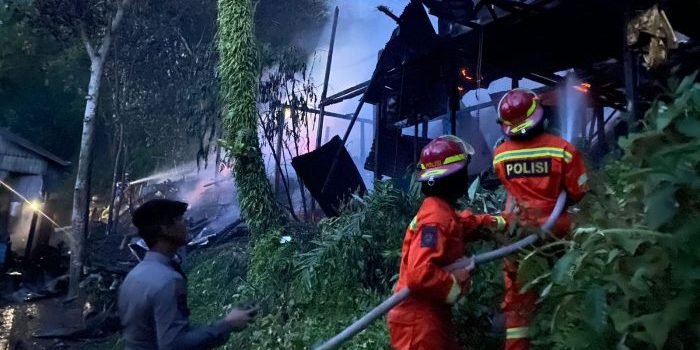Anggota Ditsamapta Polda Kaltim Subdit Pammat turun tangan membantu Pemadaman kebakaran di Jalan Bonto Bulaeng Rt 49, Kelurahan Sumber Rejo, Kecamatan Balikpapan Tengah pukul 17.21 Wita, Kamis (20/10/2022). Foto: HO/Humas Polda Kaltim.