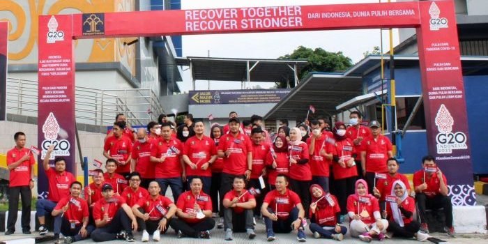Seluruh jajaran Kantor Imigrasi Balikpapan melaksanakan kegiatan Jalan Sehat Kumham Semarak G20 yang dipimpin langsung oleh Kakanim Balikpapan Rakha Sukma Purnama, pada Jum’at (21/10/2022). Foto: HO/Kanim Balikpapan.