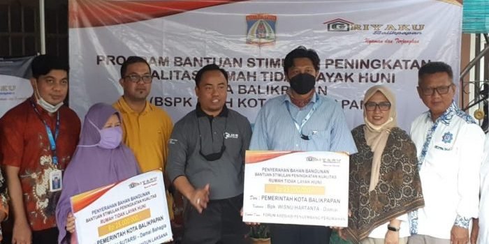 Disperkim Kota Balikpapan serahkan kepada dua warga yang beralamatkan di Jalan Jenderal Sudirman, Gang Mufakat, RT 04, Kelurahan Damai, Kecamatan Balikpapan Kota, pada hari Jumat (21/2/2022). Foto: BorneoFlash.com/Niken Sulastri.