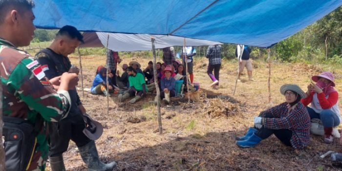 Satgas Pamtas RI - Malaysia Yonarmed 5/105 Tarik Pancagiri dari Pos Lembudud (SSK 1) Latih cara menanam bawang merah kepada ibu-ibu PKK Desa Lembudud. Foto: HO/Pendam VI/Mlw.