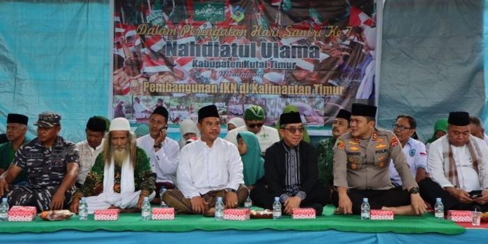 Kapolres Kutai Timur (Kutim) AKBP Anggoro Wicaksono menghadiri Kirab dan Apel dalam rangka Peringatan Hari Santri Nasional, Sabtu (22/10/2022). Foto: HO/Humas Polda Kaltim.