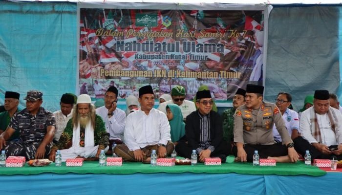 Kapolres Kutai Timur (Kutim) AKBP Anggoro Wicaksono menghadiri Kirab dan Apel dalam rangka Peringatan Hari Santri Nasional, Sabtu (22/10/2022). Foto: HO/Humas Polda Kaltim.