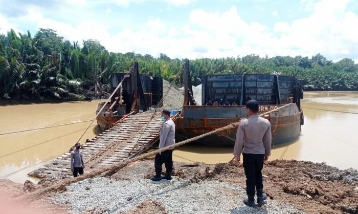 Satgas Ops Nusantara Polda Kaltim Regu C Laksanakan Pengamanan Bongkar Muat Material Pembangunan kawasan Ibu Kota Negara (IKN) guna memastikan situasi tetap kondusif tanpa hambatan, Minggu (23/10/2022). Foto: HO/Humas Polda Kaltim.