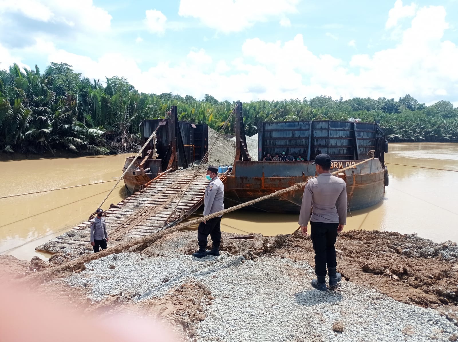 Satgas Ops Nusantara Polda Kaltim Laksanakan Pengamanan Bongkar Muat Material Pembangunan IKN