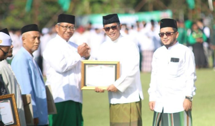 Wali Kota Balikpapan H Rahmad Mas'ud  memberikan penghargaan pada upacara Hari Santri Tahun 2022, di lapangan merdeka, Minggu (22/10/2022). Foto: BorneoFlash.com/Niken Sulastri.