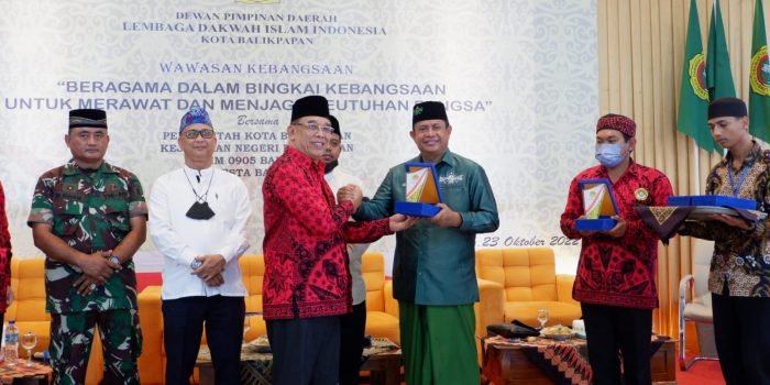 Kompol Sarbini narasumber dari Polresta Balikpapan saat menerima cenderamata dari Ketua DPD LDII Kota Balikpapan H. Herry Fathamsyah. Foto: HO.