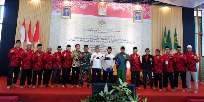 Seluruh Narasumber berfoto bersama pengurus Dewan Pimpinan Daerah (DPD) Lembaga Dakwah Islam Indonesia (LDII) Kota Balikpapan. Foto: HO.