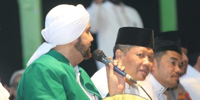 Wakapolda Kaltim Brigjen Pol. Drs.Mujiyono Bersama Penceramah Ustadz Habib Syech Abdul Qodir Assegaf dan Tamu Undangan Lainnya Saat hadiri kegiatan Balikpapan Bersholawat di Lapangan Merdeka Kota Balikpapan, Minggu (23/10/2022) Malam. Foto: HO/Humas Polda