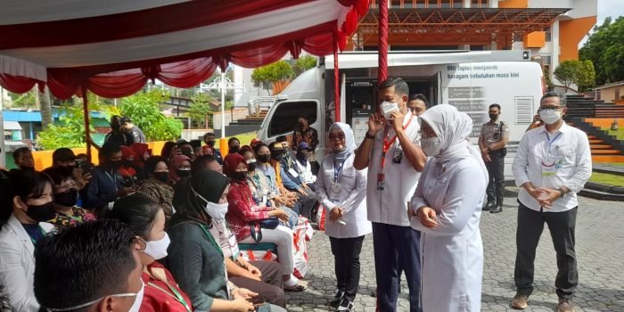 Menteri Tenaga Kerja Ida Fauziyah menyapa warga, sebelum kedatangan Presiden RI Joko Widodo ke Kantor PT Pos Indonesia Cabang Balikpapan, Selasa (25/10/2022). Foto: BorneoFlash.com/Ist.