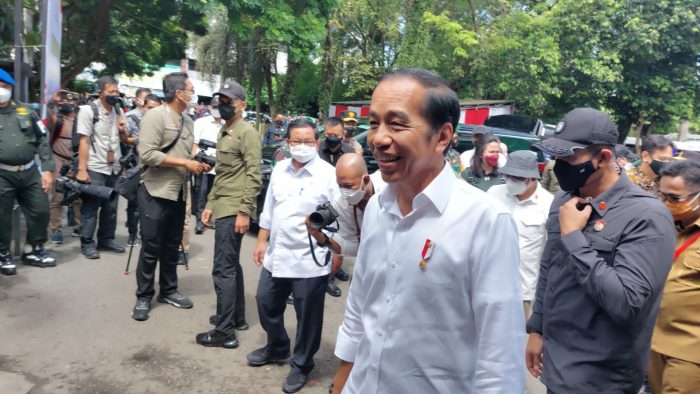 Presiden Republik Indonesia (RI), Joko Widodo Saat mengunjungi Pasar Klandasan, kota Balikpapan, Selasa (25/10/2022) pagi. Foto: BorneoFlash.com/Niken Sulastri.