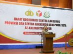 Wakapolda Kaltim Brigjen. Pol. Drs. Mujiyono, S.H., M.Hum pimpin rapat koordinasi Sentra Gakkumdu se-provinsi Kalimantan Timur di ballroom Hotel Bluesky, Selasa (25/10/2022). Foto: HO/Humas Polda Kaltim.