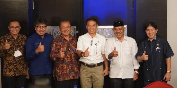 Wakil Ketua DPRD Balikpapan Budiono saat menghadiri kegiatan High Level Meeting dengan agenda membahas dukungan stakeholder dalam rangka keberhasilan proyek KPBU TPA  Manggar Kota Balikpapan, di Swiss Belhotel Balikpapan, Rabu (26/10/2022).(Foto:BorneoFla