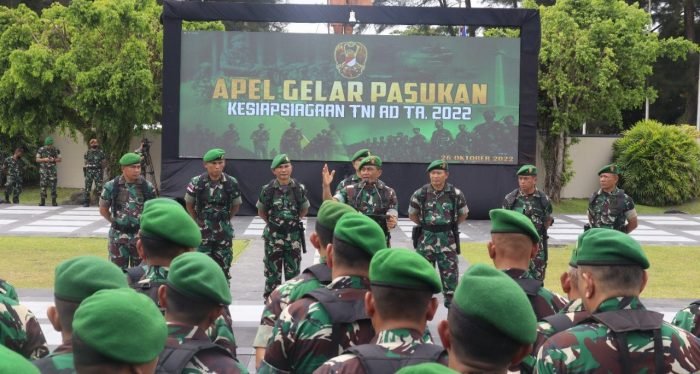 Pangdam VI/Mlw Mayjen TNI Tri Budi Utomo, Saat memimpin Apel Gelar Kesiapsiagaan TNI AD TA 2022 yang dilaksanakan di Lapangan Upacara Makodam VI/Mlw, Rabu (26/10/2022). Foto: HO/Pendam VI Mlw.