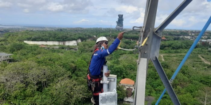 Teknisi XL Axiata memeriksa perangkat BTS di atas tower yang berada di area Nusa Dua, Bali, belum lama ini. XL Axiata telah siap menghadirkan jaringan 4G dan 5G guna mensukseskan gelaran KTT G20 di Bali, 15-16 November 2022. Foto: HO/XL Axiata.