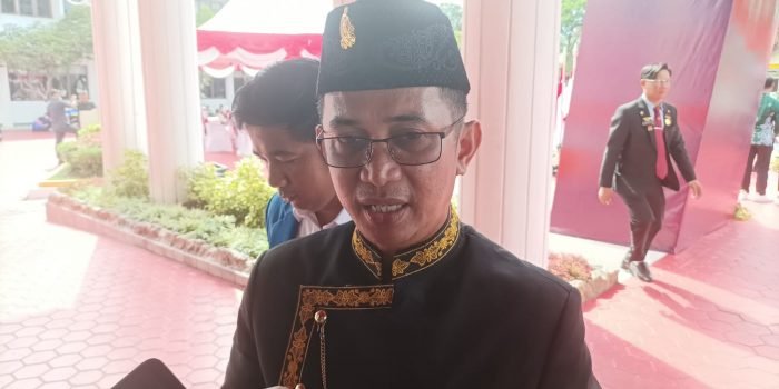 Wali Kota Balikpapan H Rahmad Mas'ud diwawancara Awak Media Usai Upacara Hari Sumpah Pemuda di Halaman Kantor Wali Kota Balikpapan pada hari Jumat (28/10/2022). Foto: BorneoFlash.com/Niken Sulastri.