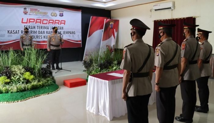 Kapolres Kutai Barat AKBP Heri Rusyaman memimpin Sertijab Kasat Reskrim dan Kapolsek Jempang Polres Kutai Barat, Senin (31/10/2022). Foto: BorneoFlash.com/Lilis.