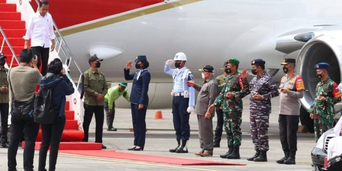 Kapolda Kaltim Irjen Pol Drs. Imam Sugianto, Pangdam VI/Mulawarman Mayor Jenderal TNI Tri Budi Utomo, sambut Kedatangan Presiden Republik Indonesia Ir. H. Joko Widodo tiba di Bandara Internasional Sultan Aji Muhammad Sulaiman (SAMS) Sepinggan Balikpapan, 