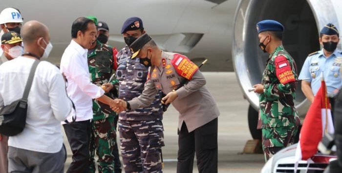 Kapolda Kaltim Irjen Pol Drs. Imam Sugianto, sambut Kedatangan Presiden Republik Indonesia Ir. H. Joko Widodo tiba di Bandara Internasional Sultan Aji Muhammad Sulaiman (SAMS) Sepinggan Balikpapan, Selasa (25/10/2022). Foto: HO/Humas Polda Kaltim.
