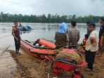 ABK Tug Boat Bahar 79 yang tenggelam di pelabuhan Royok, Kampung Sendawar kecamatan Barong Tongkok Kabupaten Kutai Barat, telah berhasil ditemukan dan dievakuasi Senin Sore (21/11/2022), sekitar pukul 17.40 Wita. Foto: BorneoFlash.com/Ist.