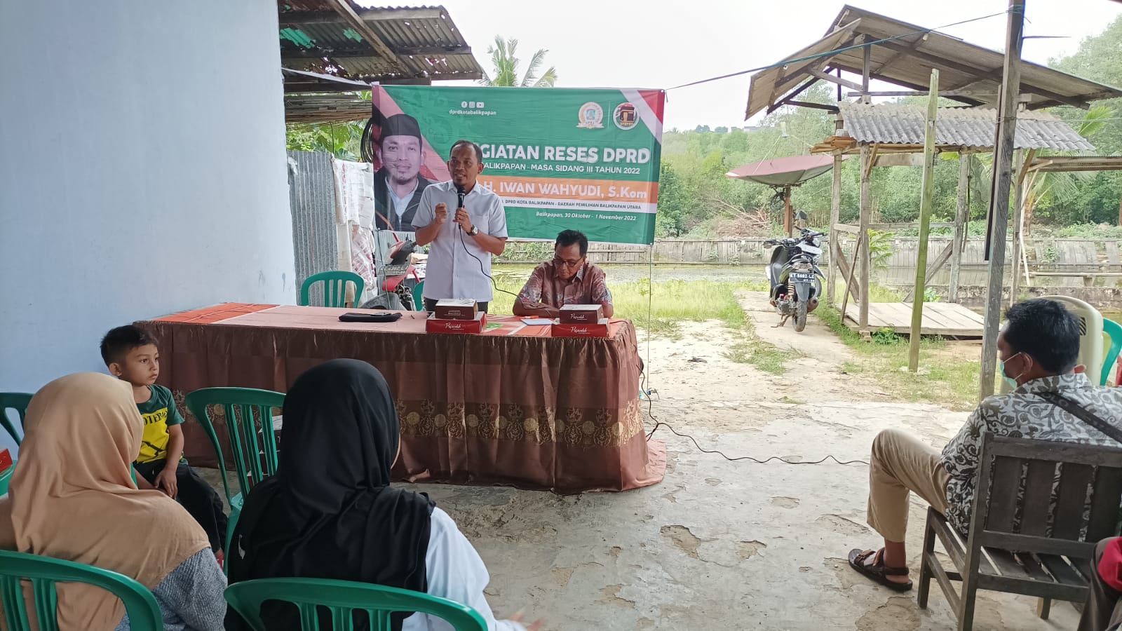 Anggota DPRD Balikpapan H Iwan Wahyudi menggelar reses masa sidang III tahun 2022, di pemancingan green telindung RT 87, Kelurahan Muara Rapak, Kecamatan Balikpapan Utara, pada hari Selasa (1/11/2022).(Foto:BorneoFlash.com/Niken).