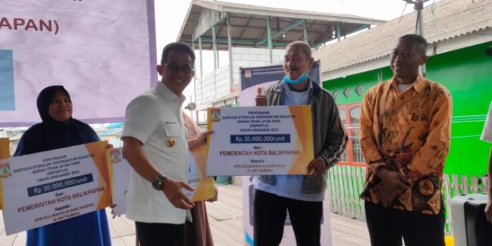 Wali Kota Balikpapan H Rahmad Mas’ud saat memberikan program BSPK RTLH yang bersumber dari APBD Perubahan Tahun 2022 Kota Balikpapan, di Jalan 21 Januari Kelurahan Baru Tengah, Kecamatan Balikpapan Barat, Rabu (2/11/2022). Foto: BorneoFlash.com/Niken Sula