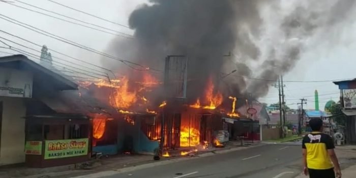 Enam Ruko Jalan Siaga Hangus Terbakar 