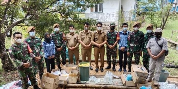 Satgas Pamtas Yonarmed 5/105 Tarik/Pancagiri Pos Long Nawang membantu Puskesmas di kecamatan Kayan Hulu melakukan pemeriksaan dan pengecekan terhadap obat-obatan. Foto: HO/Pendam VI/Mlw.