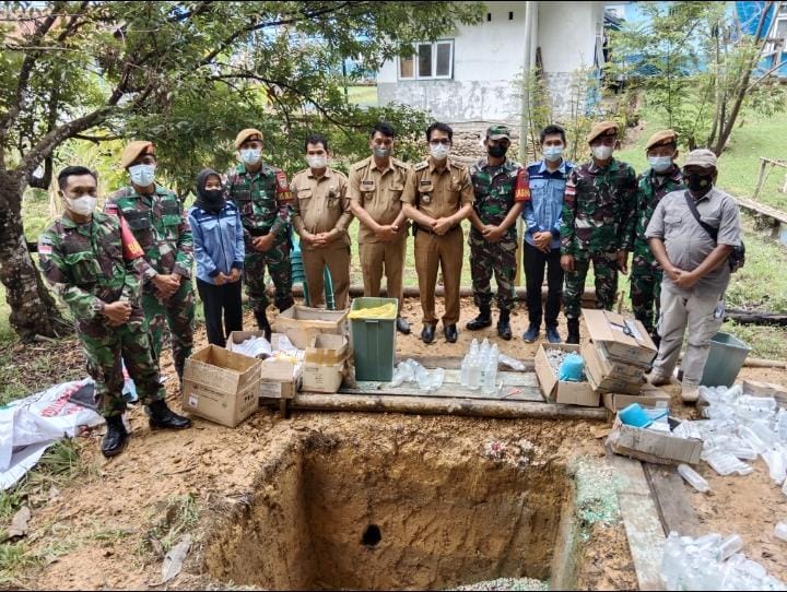 Satgas Pamtas Bantu Puskesmas Long Nawang Periksa Obat Kadaluarsa 